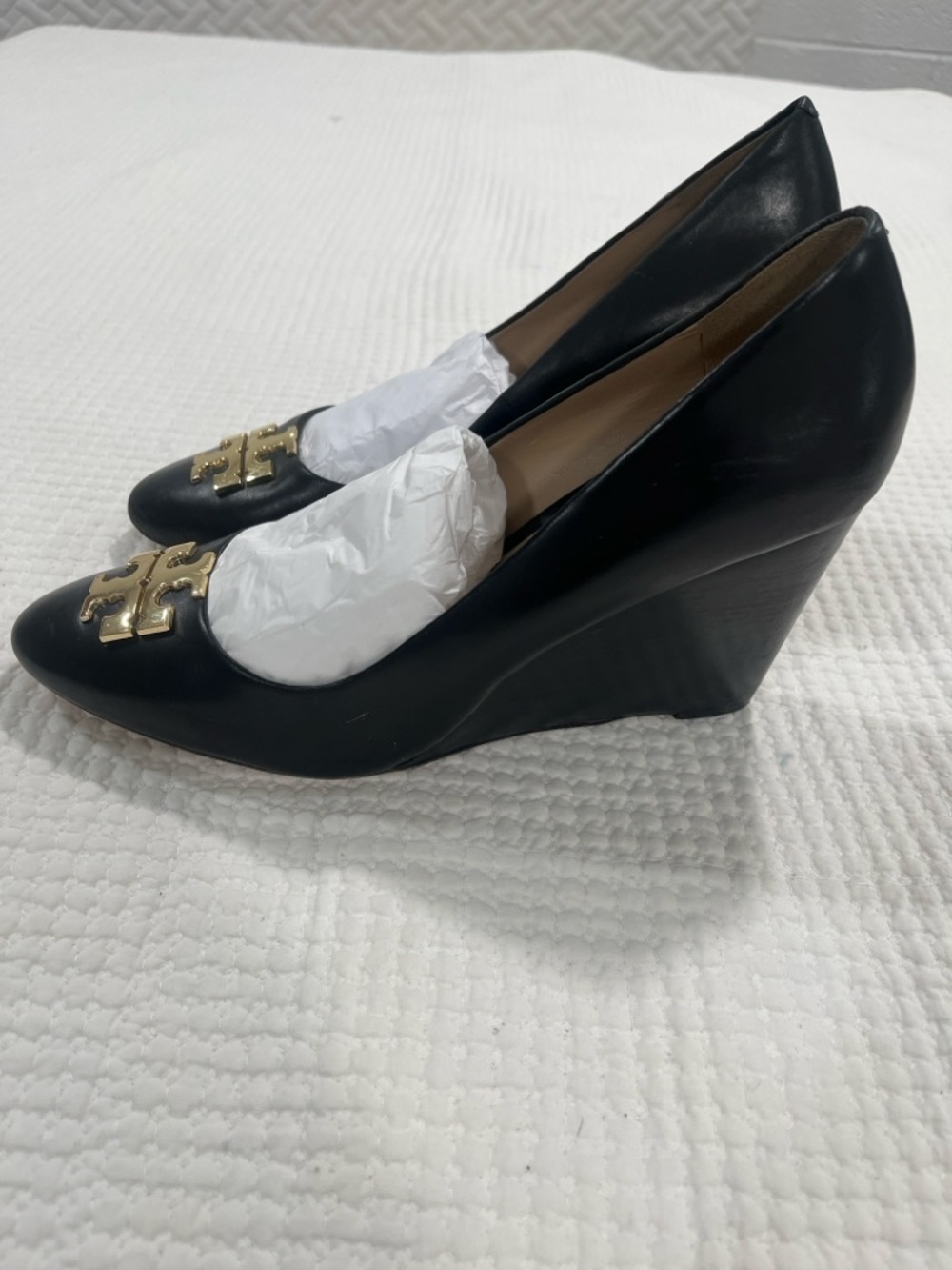 Tory Burch Black Leather Wedge Pumps Gold Logo Size 11M Classic Quiet luxury - Picture 2 of 9